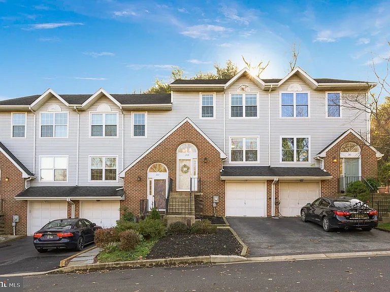 Newark House: 209 Roseman Ct