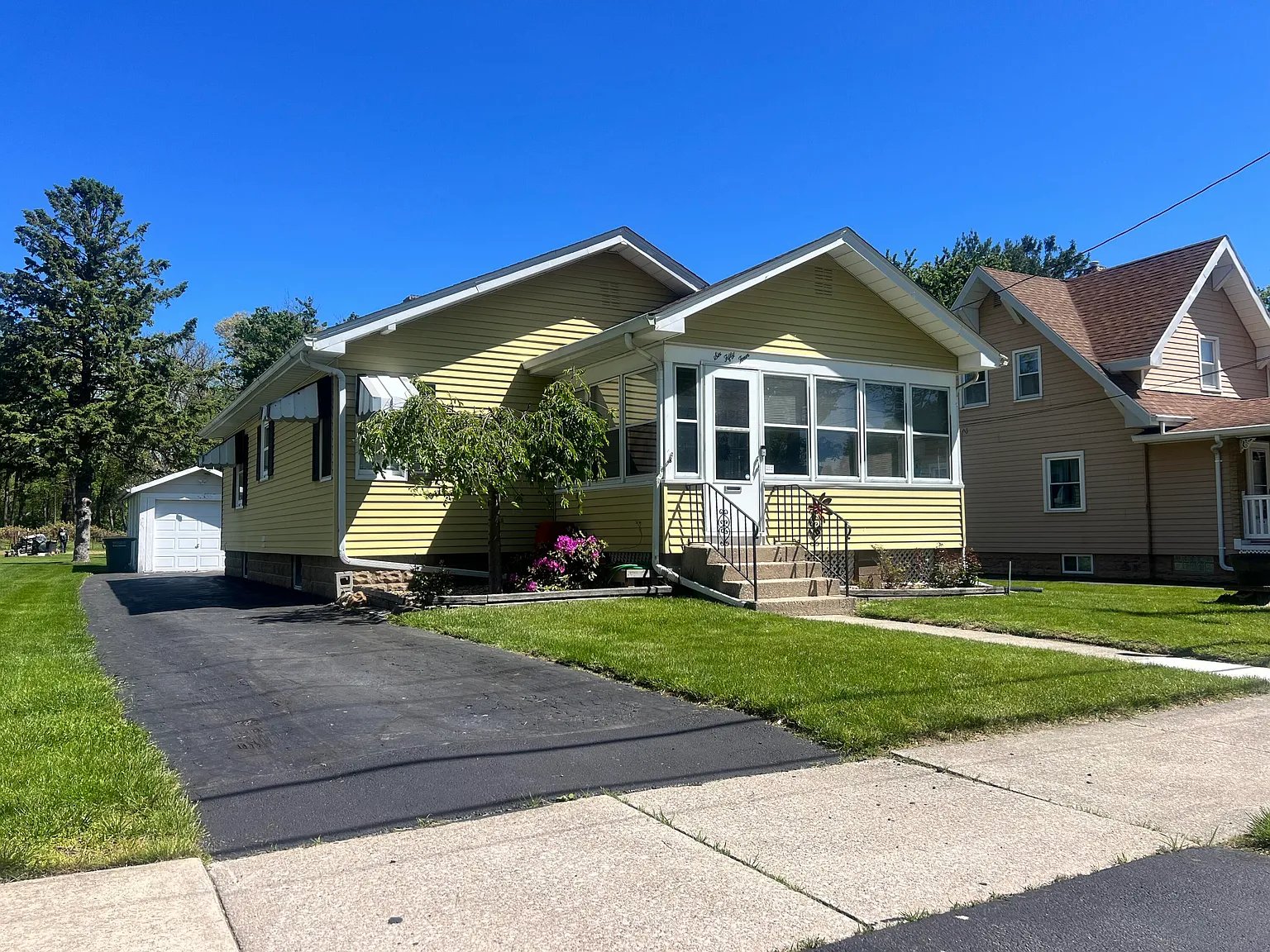 Valparaiso House: 654 Bond Ave