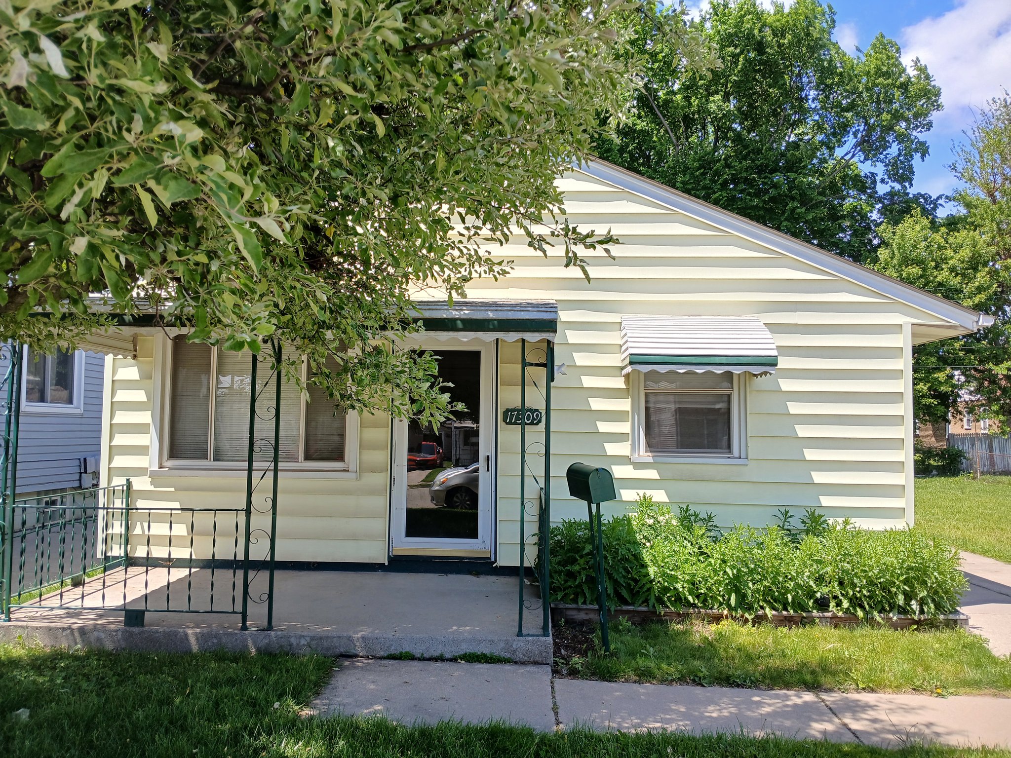 Melvindale House: 17309 Dora st