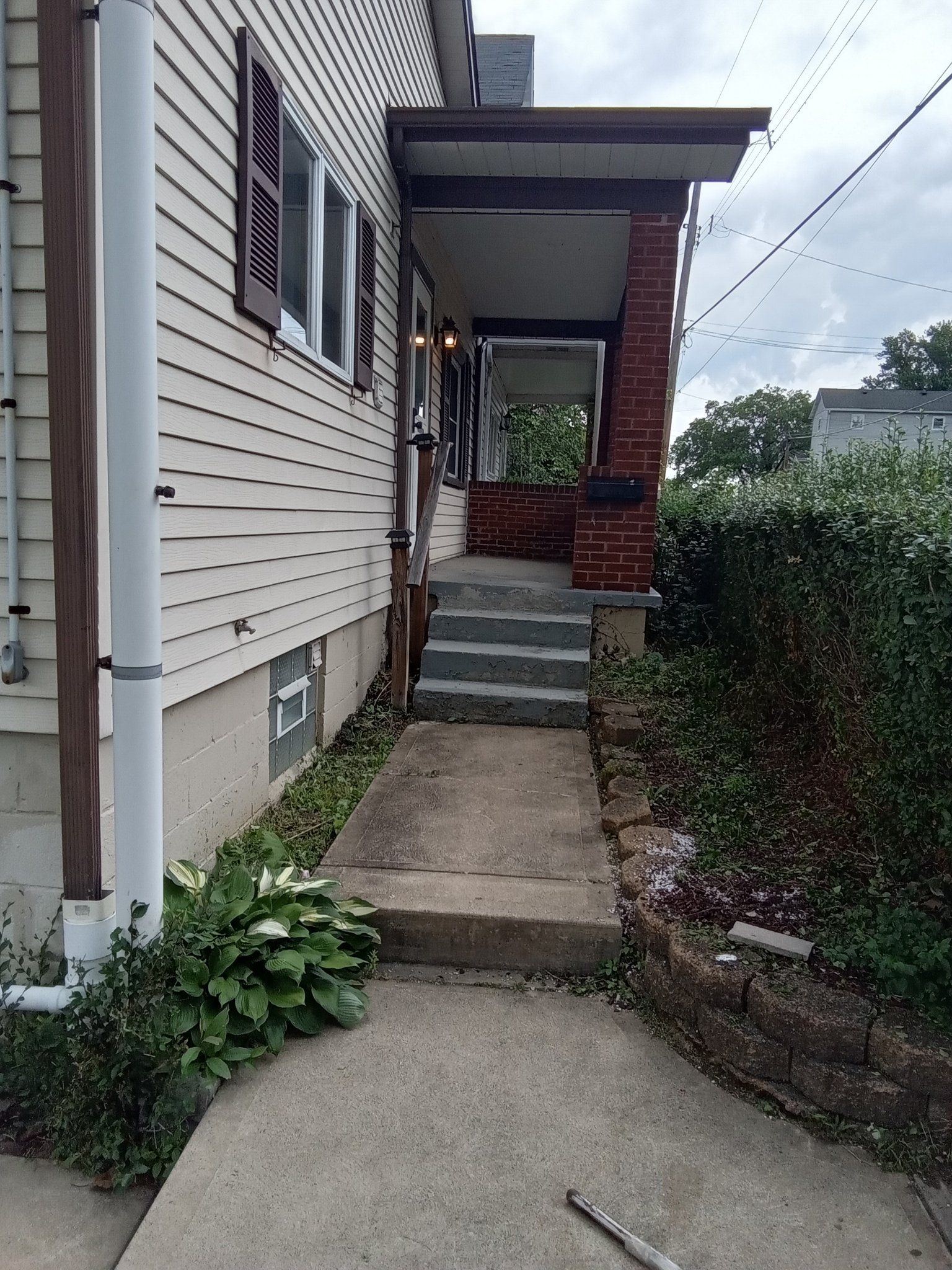McKeesport Apartment: 4820 3rd St