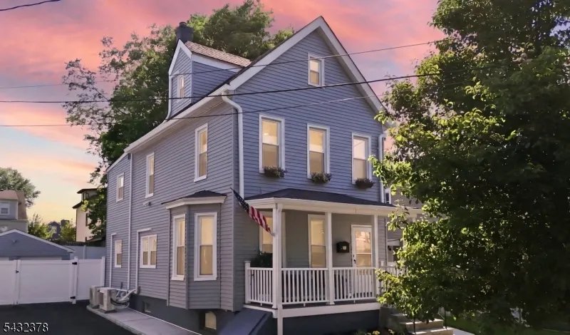 belleville House: 59 Wallace St