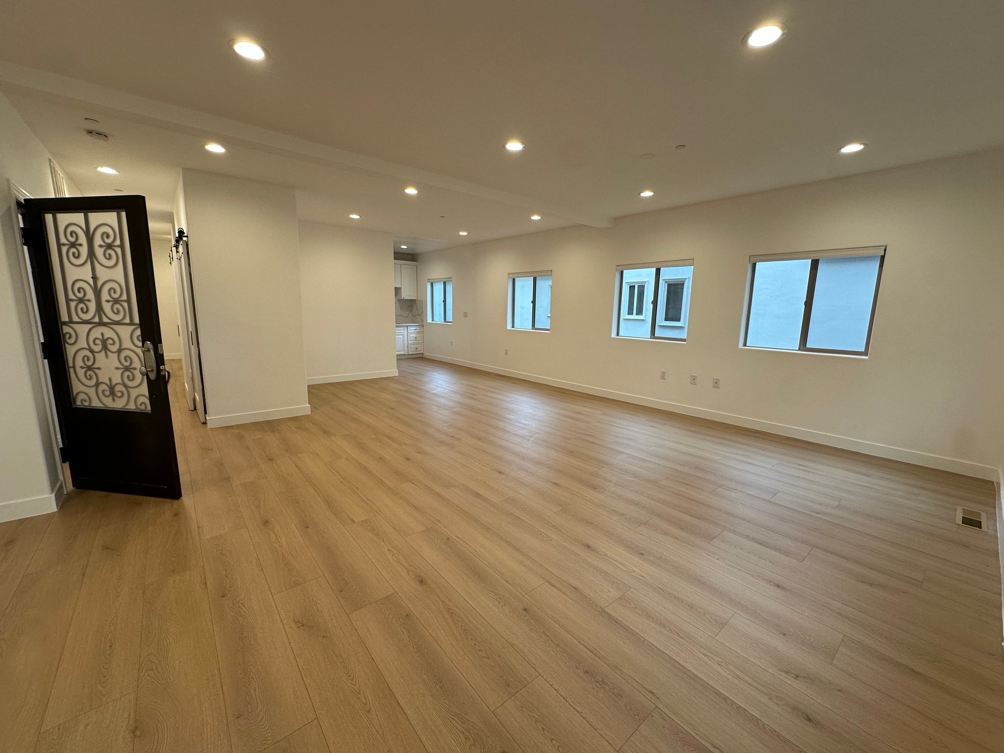 Los Angeles Condo: 1109 Lapeer Dr
