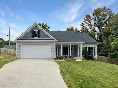 Statesville House: 202 N Toria Dr,