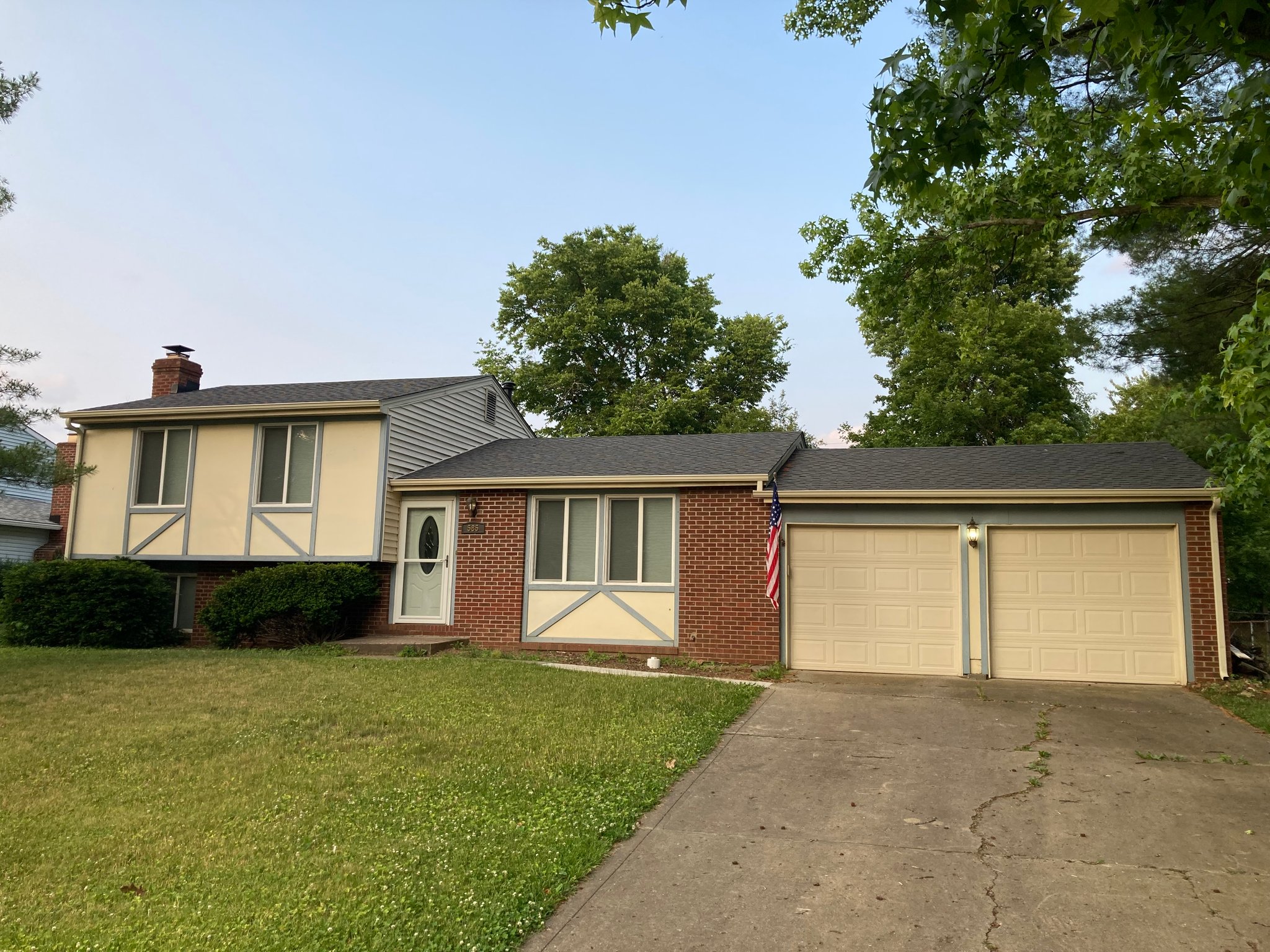 Greenwood House: 585 Meadowview Ln