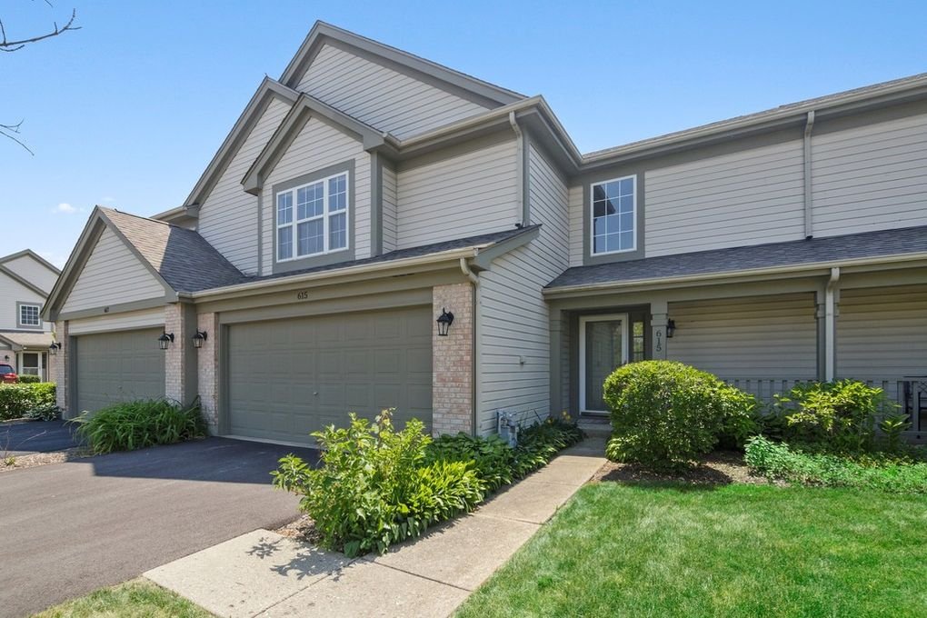 Lindenhurst Townhome: 615 Arrowwood Ct
