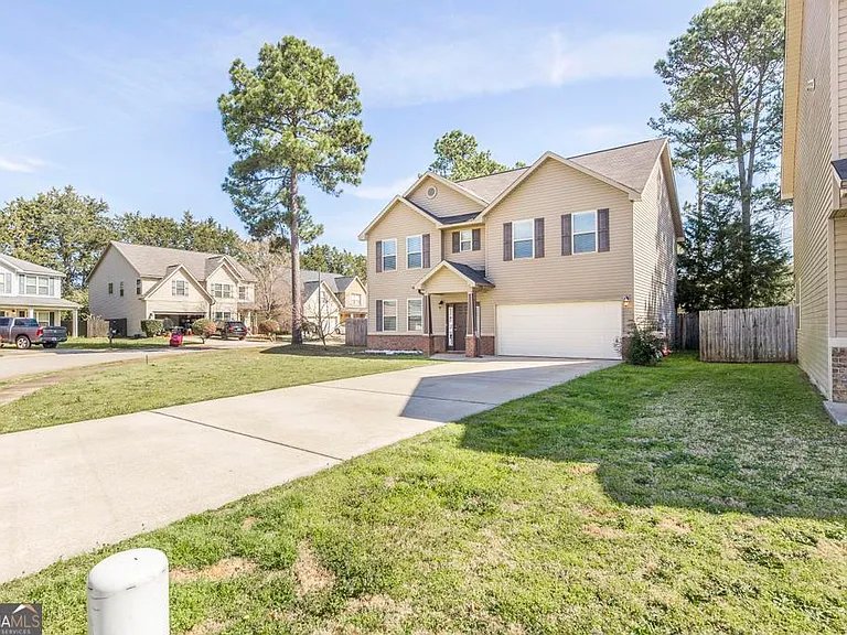 Warner Robins House: 141 Back Cedar Lane