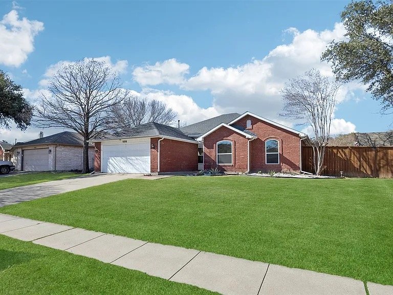 Fort Worth House: 1016 Grand Central Pkwy
