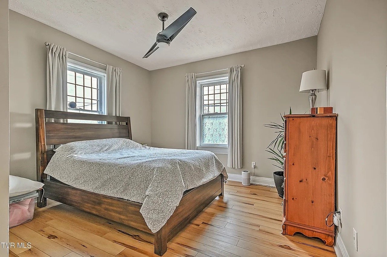 Johnson City Condo: 70101 W Locust St
