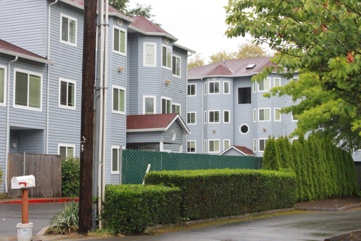 Portland Apartment: 12231-12239 SE Bush