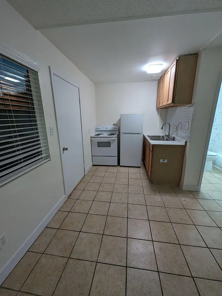 Las Vegas Apartment: 305 N 15th St