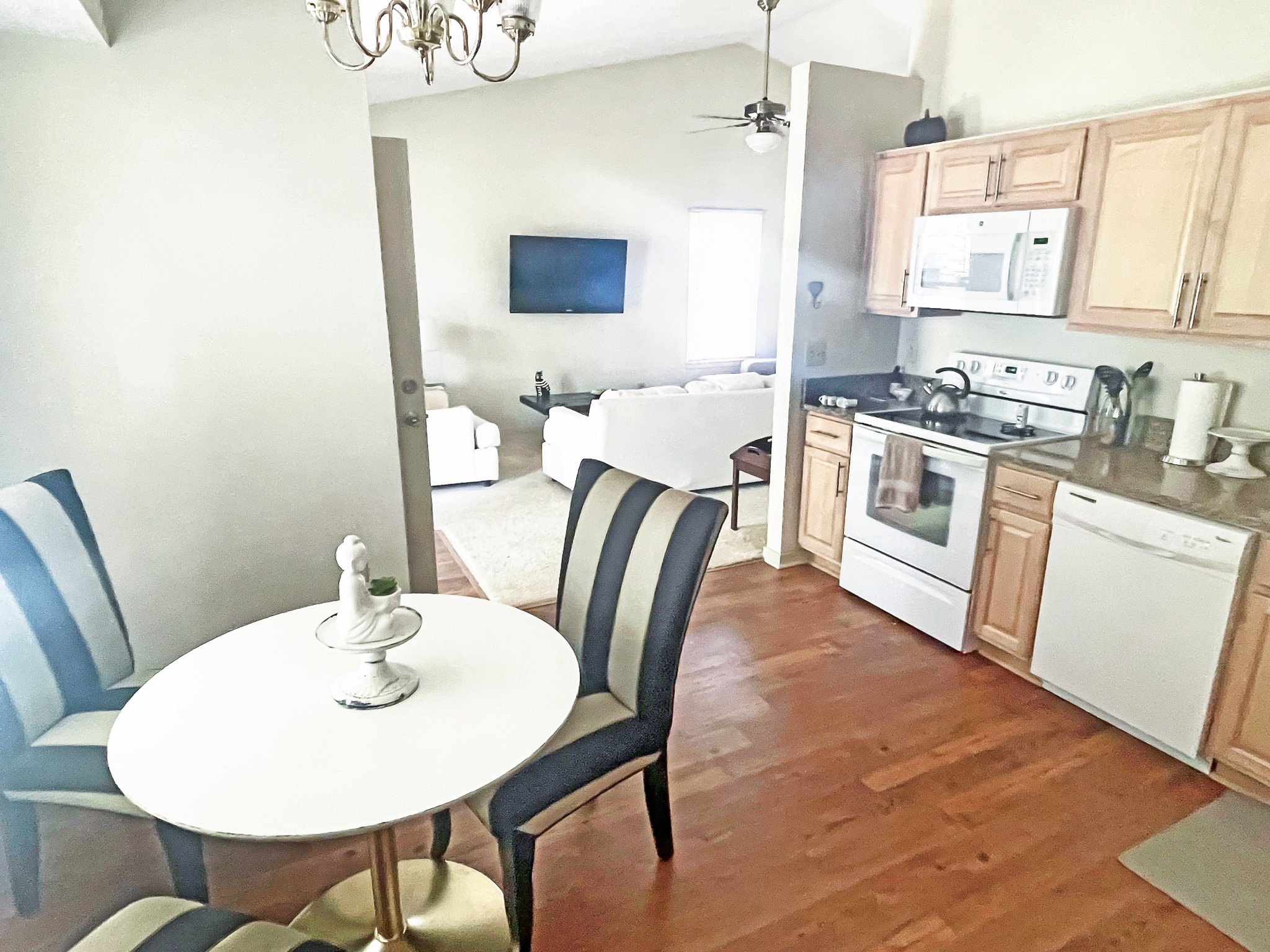Charleston House: 1121 oakcrest dr
