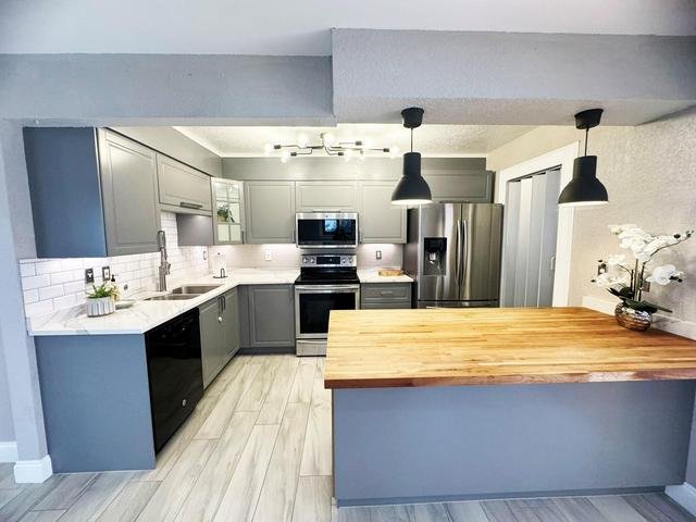 Palm Beach Gardens Townhome: 321 Sandtree Drive
