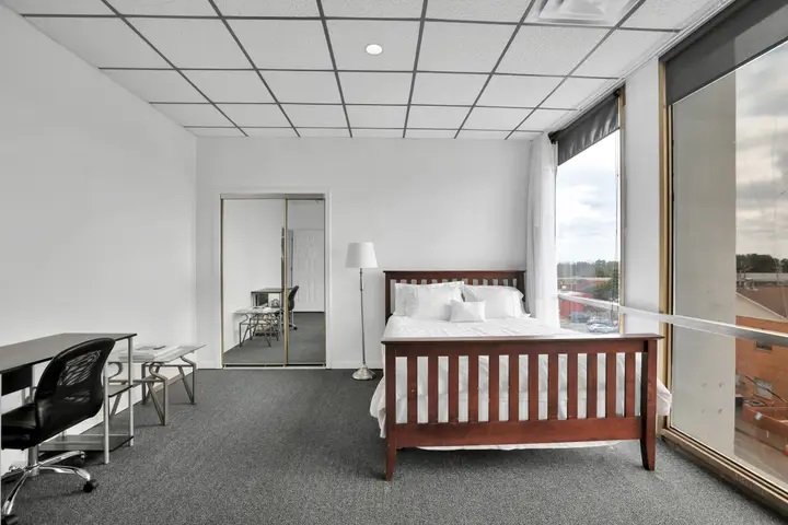 East Point Condo: 1612 W Cleveland Ave
