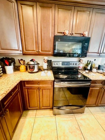 Wellington House: 9205 Dupont Place