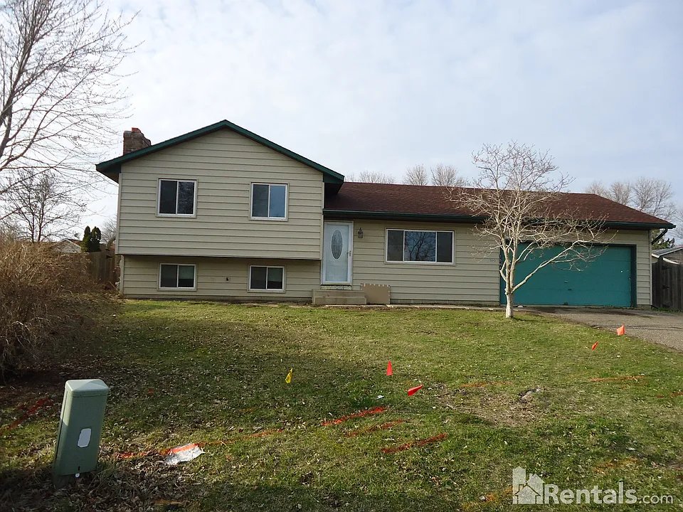 Apple Valley House: 15645 hallmark path