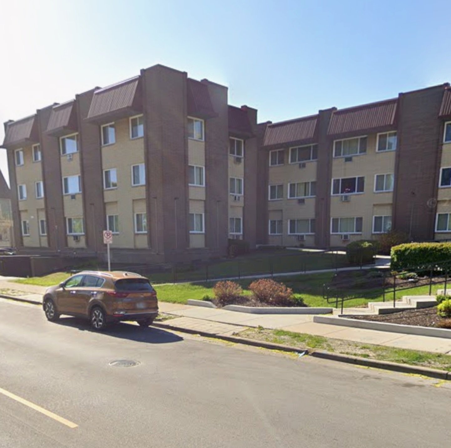 Milwaukee Apartment: 2621 W Pierce St