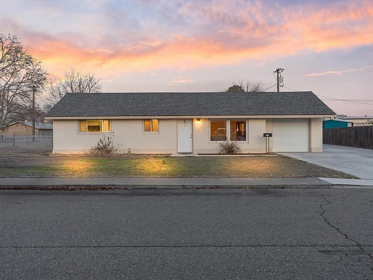 Kennewick House: 801 S Everett St
