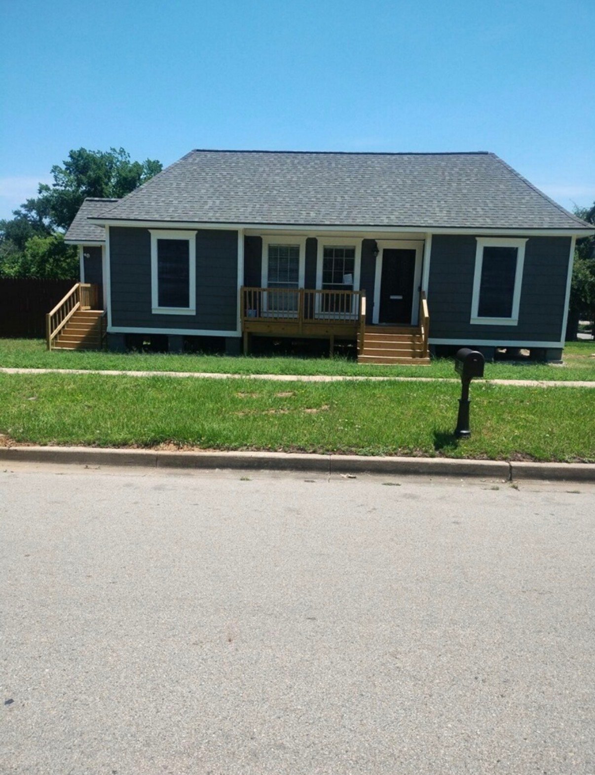 conroe House: 511 N 3rd Street