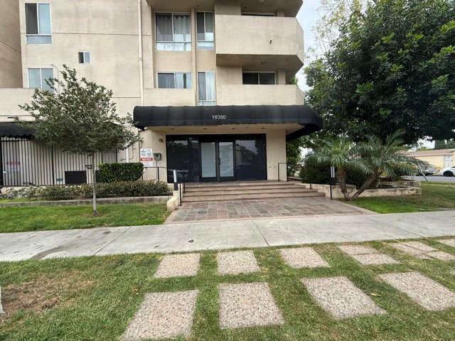 Reseda Condo: 19350 Sherman Way