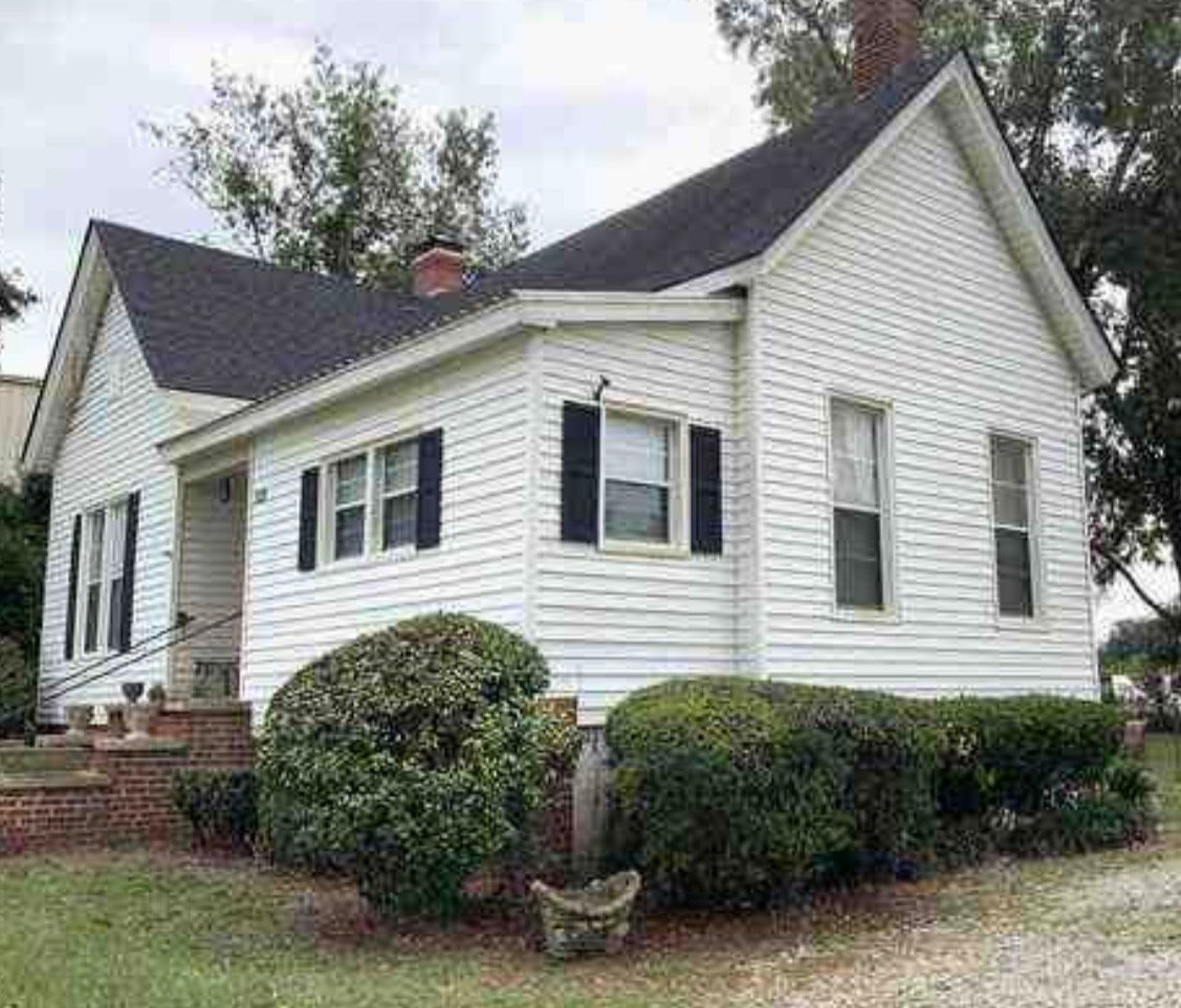 Leesburg House: 128 Main St