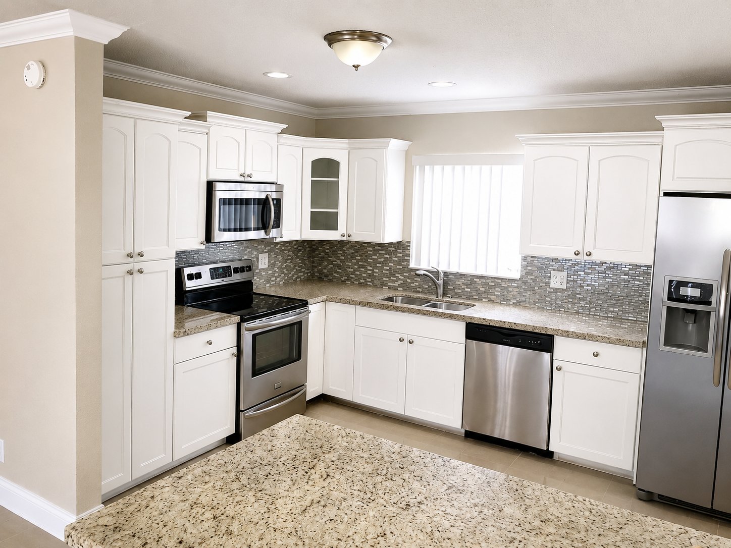 hollywood House: 1306 s 29 av