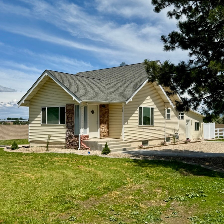 Nampa House: 2124 S Happy Valley Rd