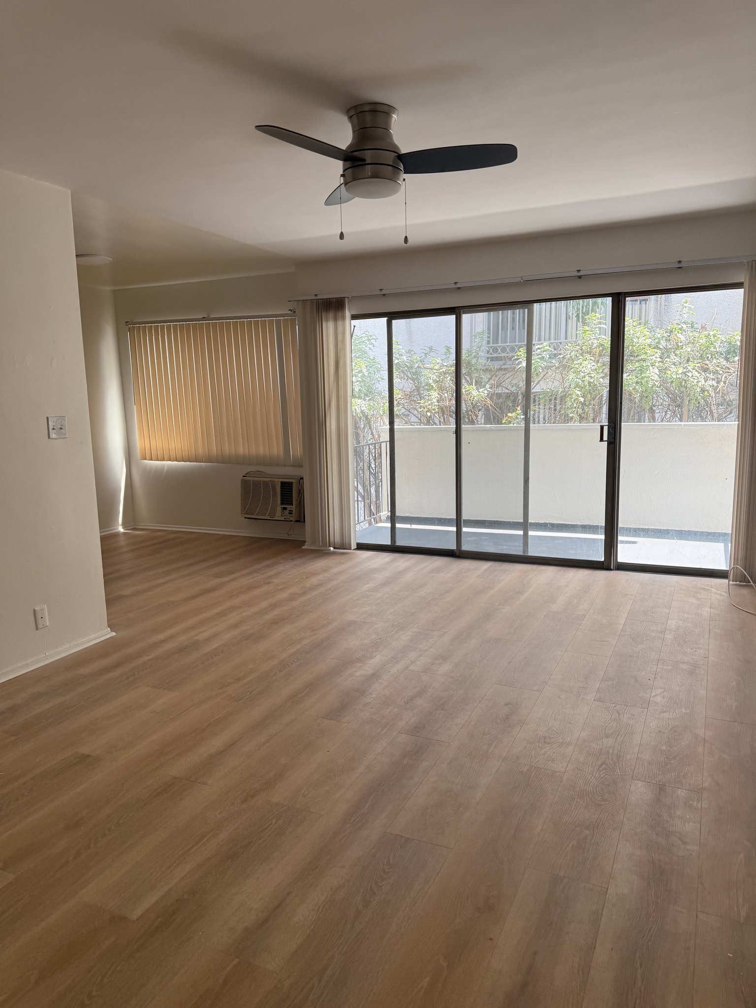 Los Angeles Apartment: 1538 N Detroit St