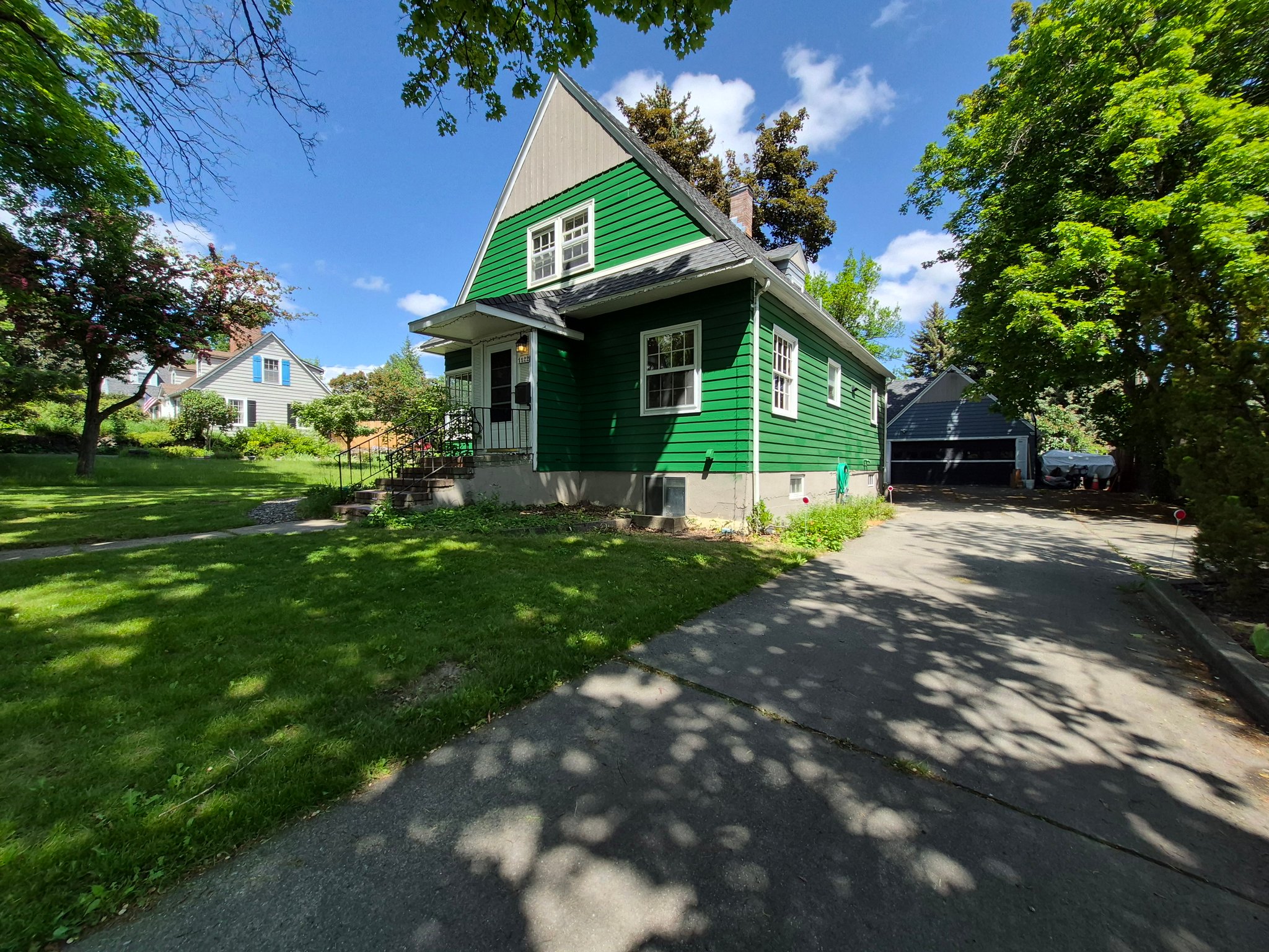 Moscow House: 1122 E 6th St