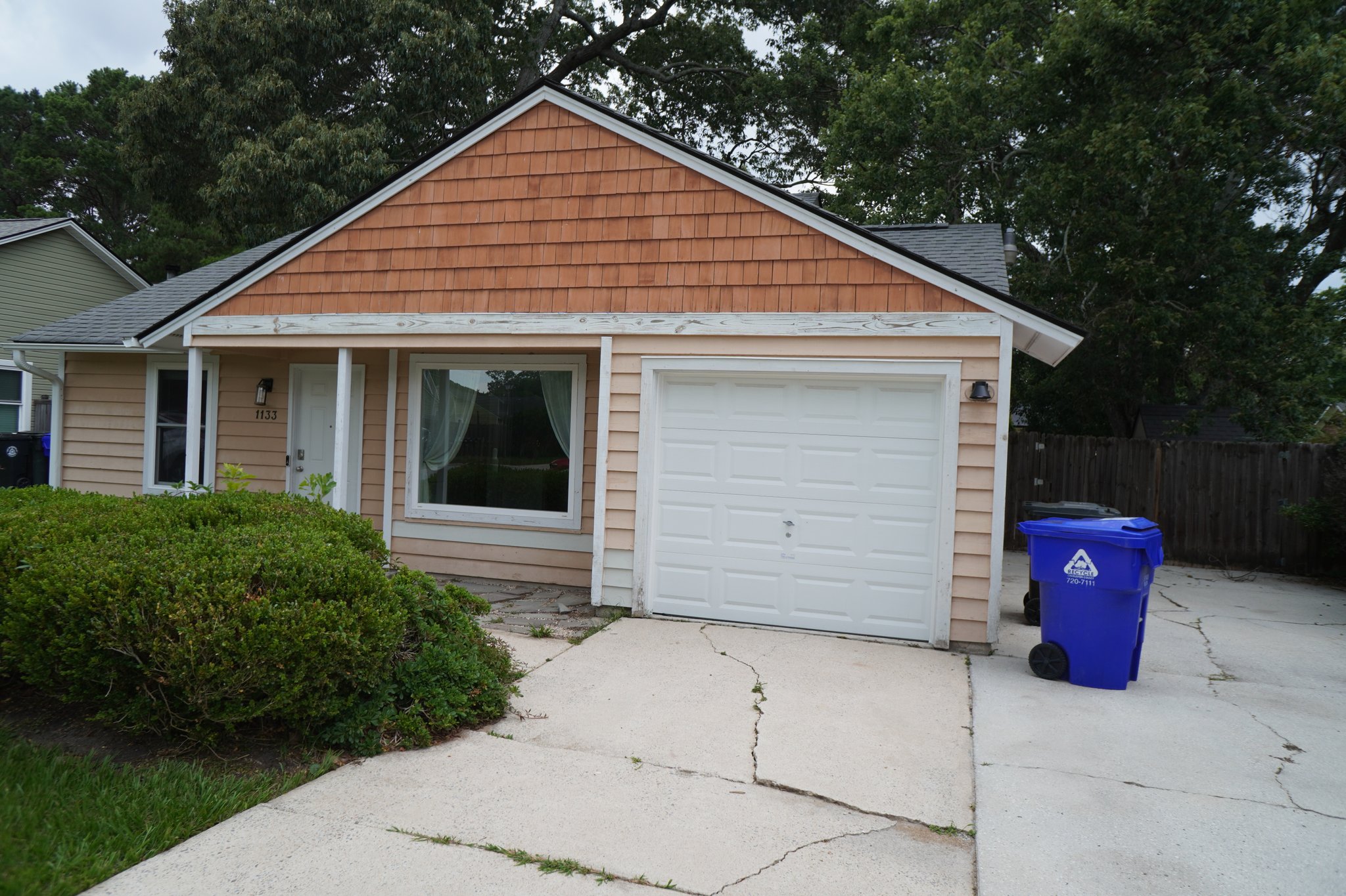 Charleston House: 1133 Oakcrest Dr