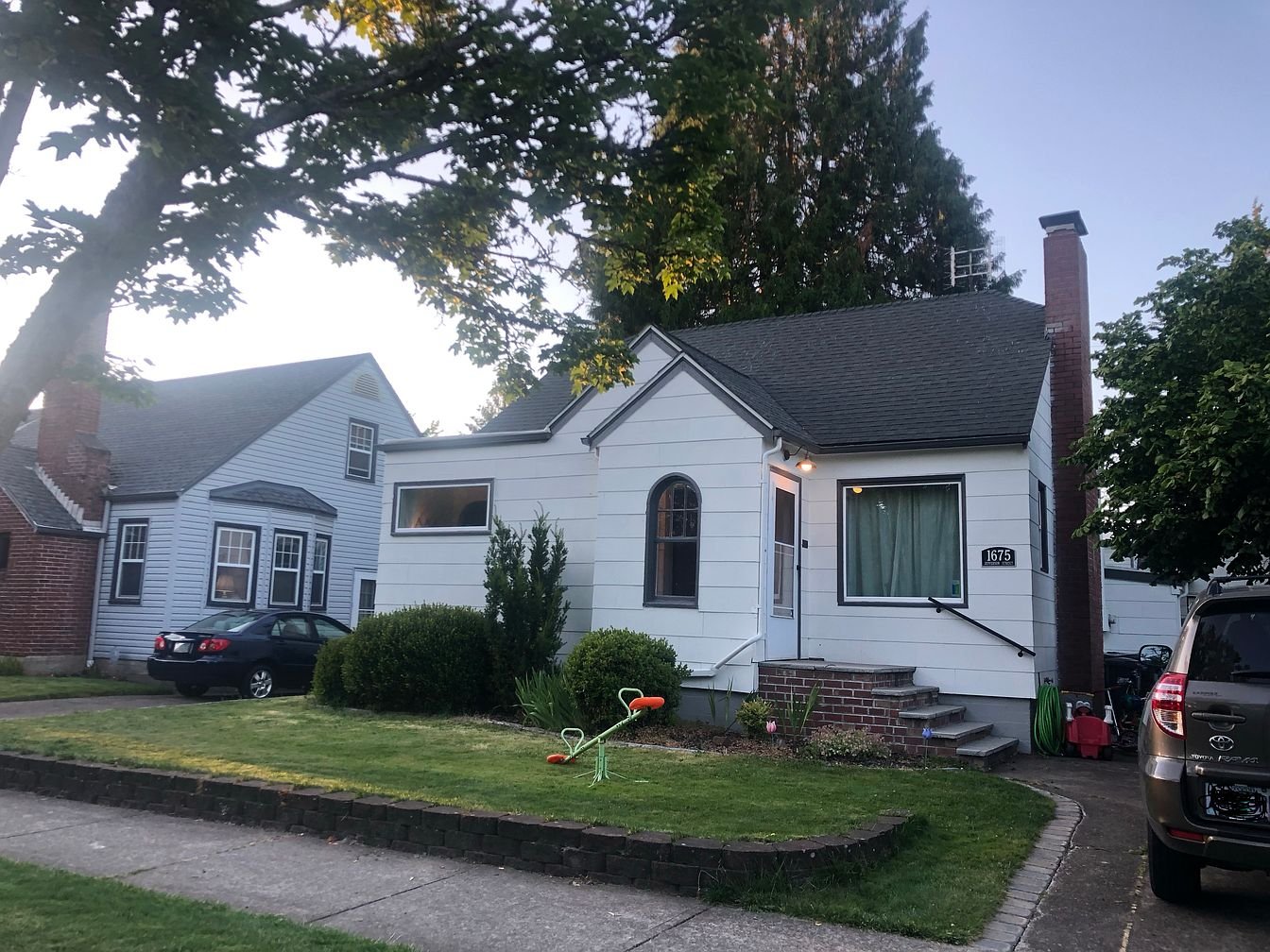 Salem House: 1675 Jefferson St NE