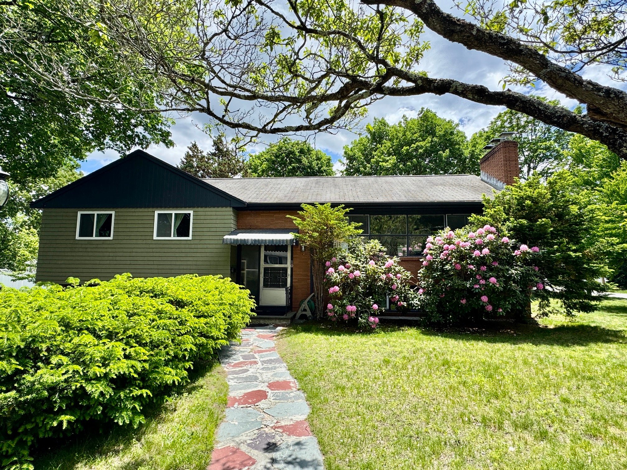 Wellesley House: 10 Oriole Rd
