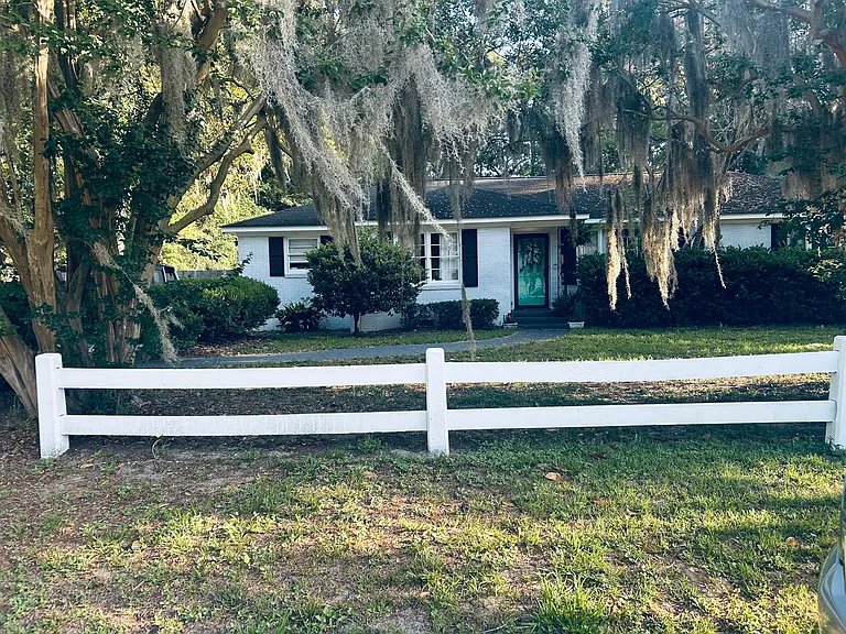 Savannah House: 24 Pine Dr