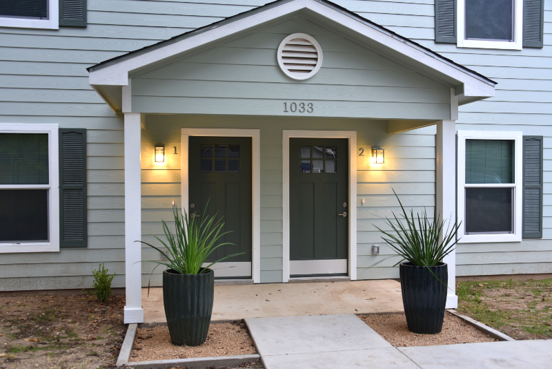 Luling Townhome: 1033 East Milam
