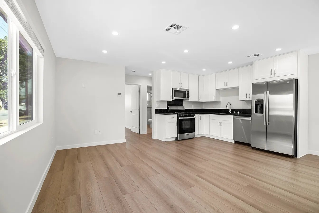 Burbank Apartment: 1902 N Hollywood Way