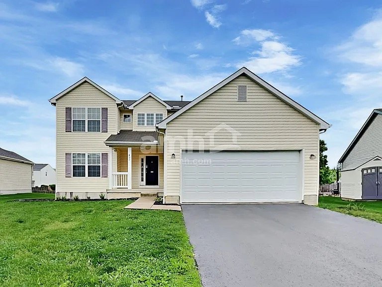 Groveport House: 452 Crestmoore Dr
