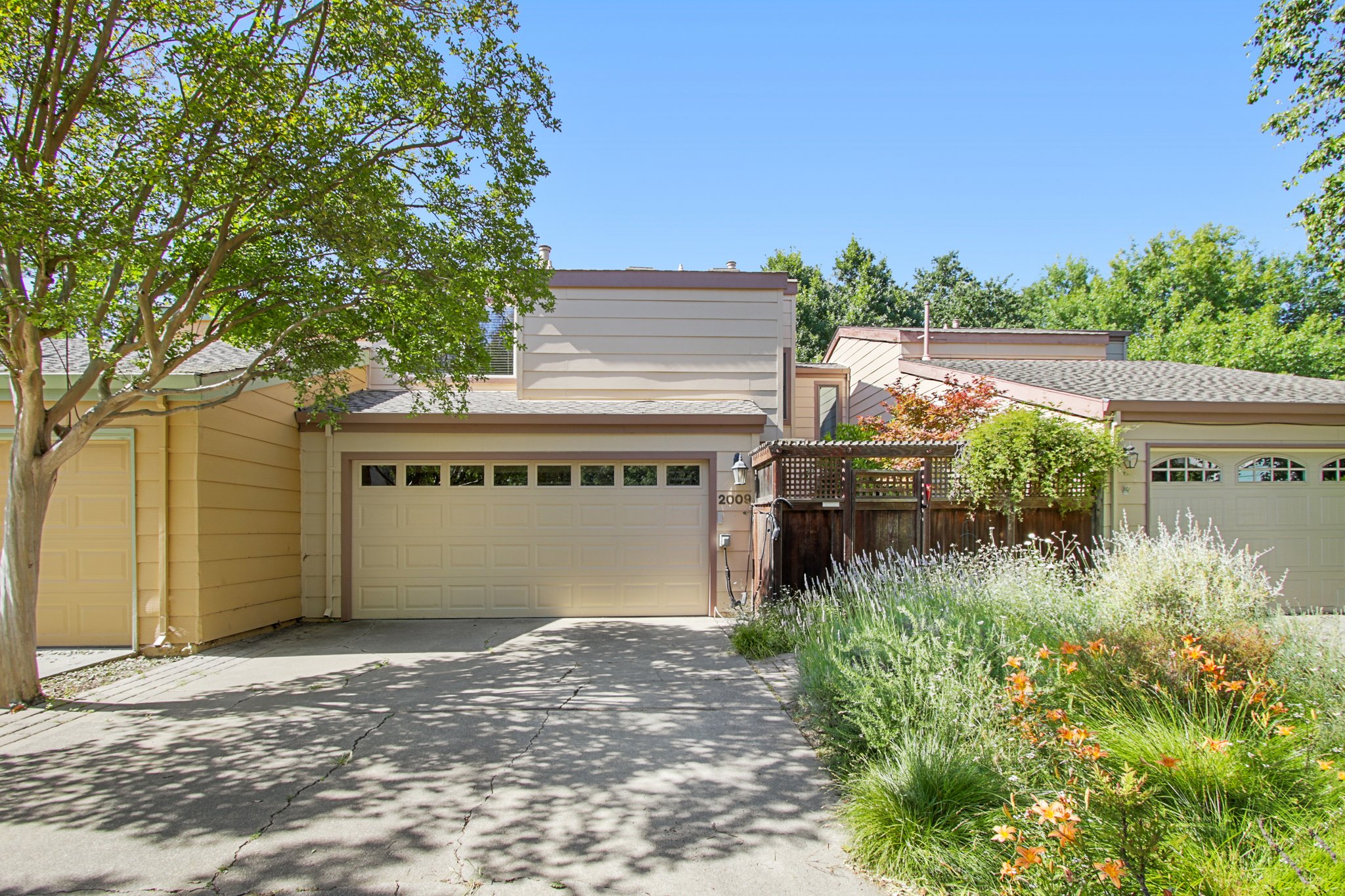 Davis Townhome: 2009 Renoir Avenue