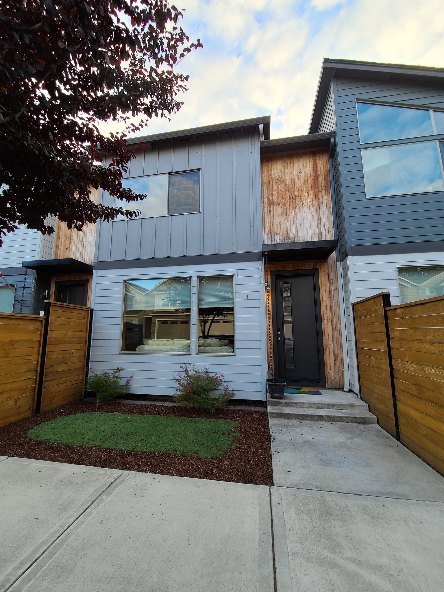 Ridgefield Townhome: 129 N 44th PL