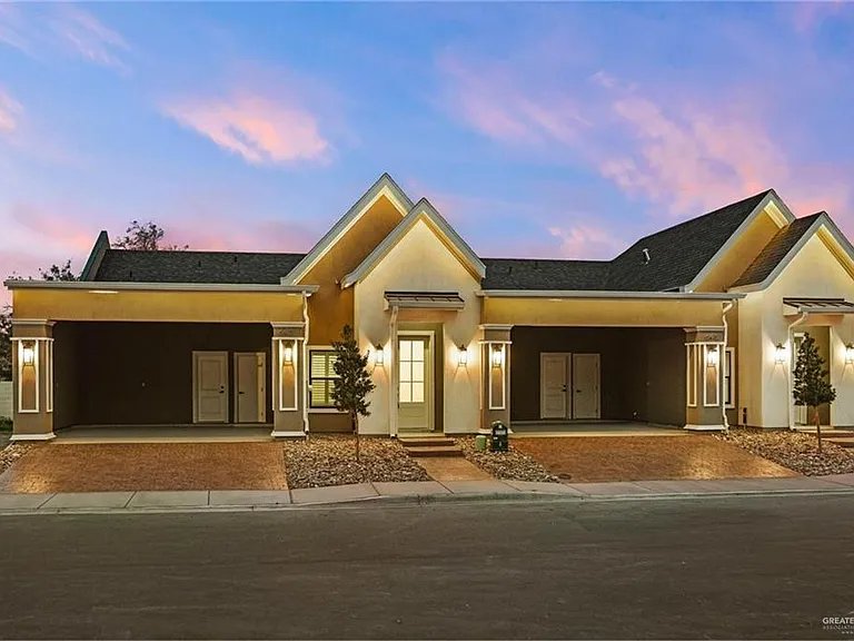 Harlingen Townhome: 645 Esplanade Ct