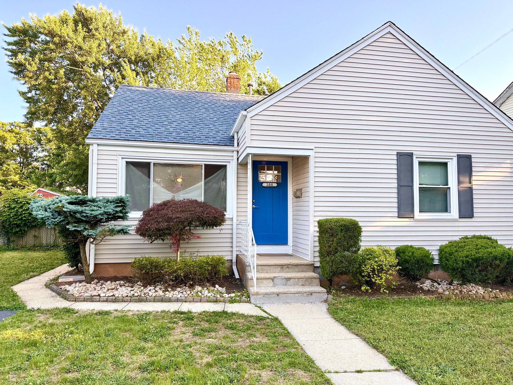 Hazlet Township House: 208 4th St