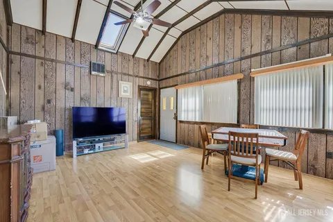 Piscataway House: 9 Haines Ave