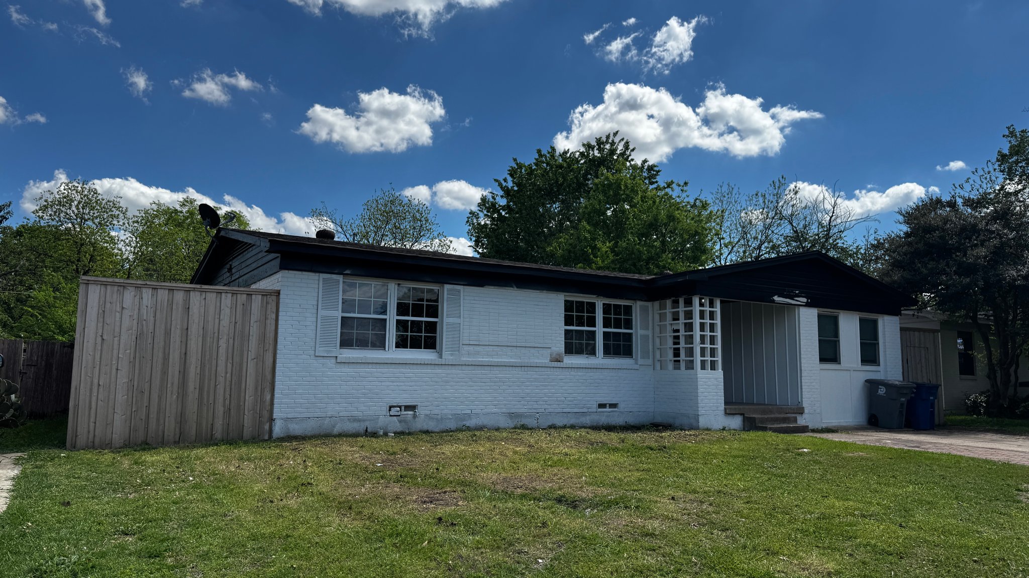 Dallas House: 10932 Dunaway Dr