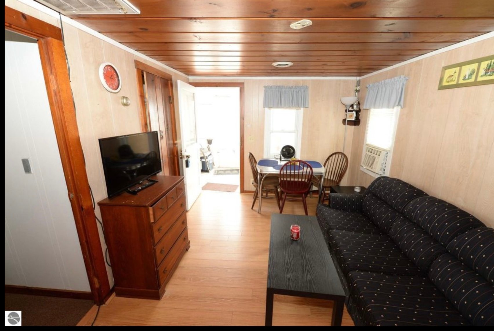 Au Gres Apartment: 5883 S Lake Ln