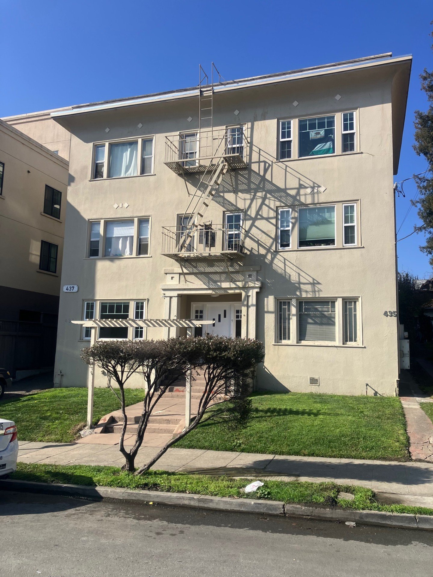 Oakland Apartment: 437 Euclid Ave