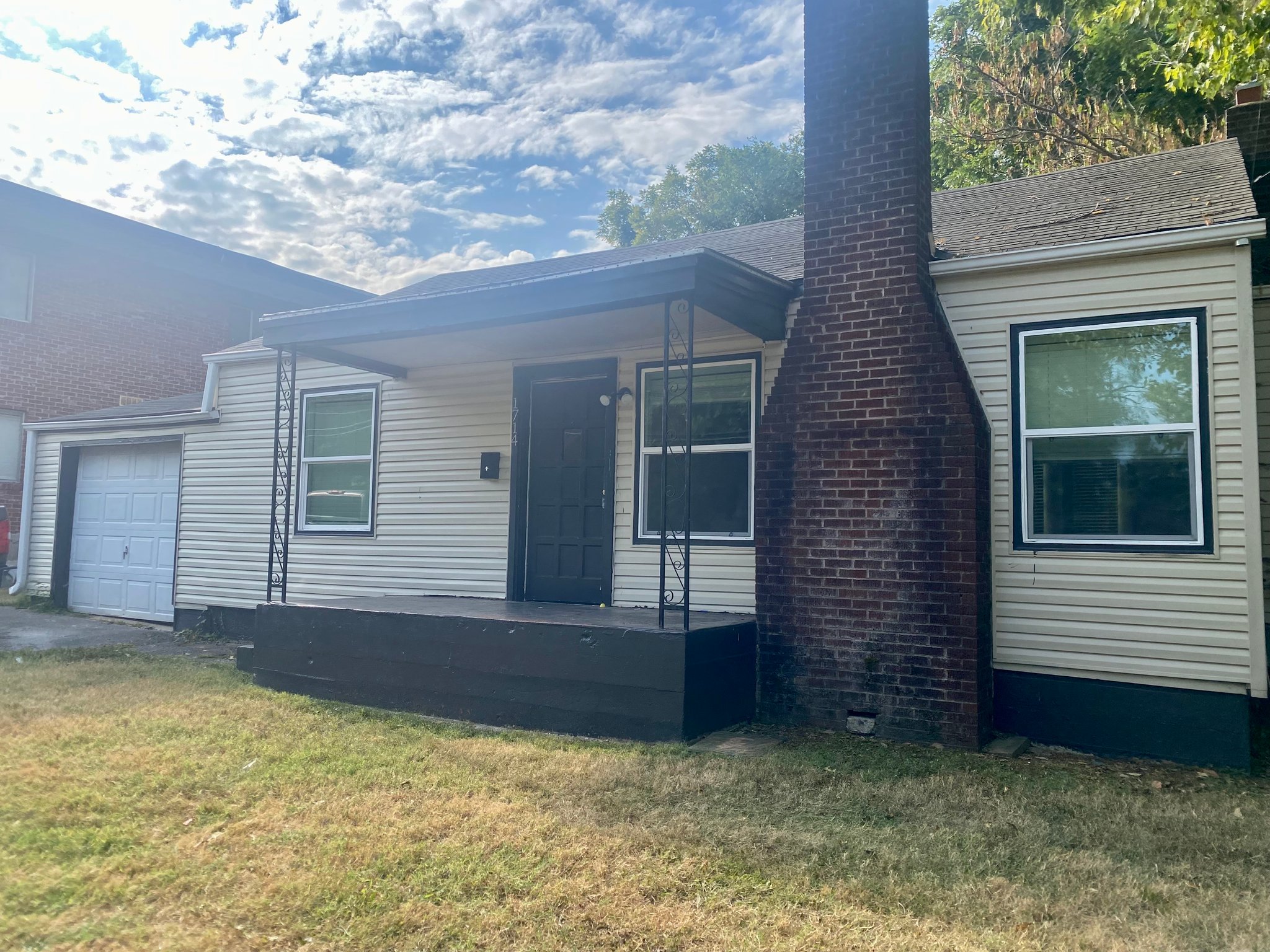 springfield House: 1714 e cherry st