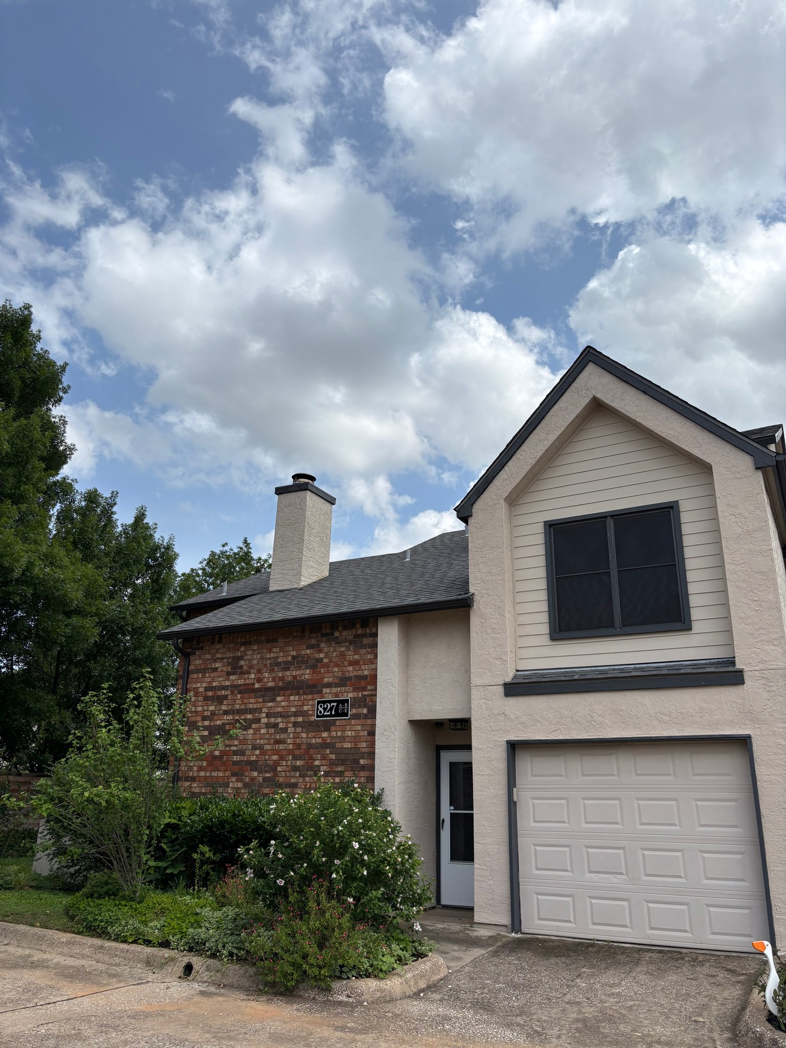 Hurst Townhome: 827 W Harwood Rd