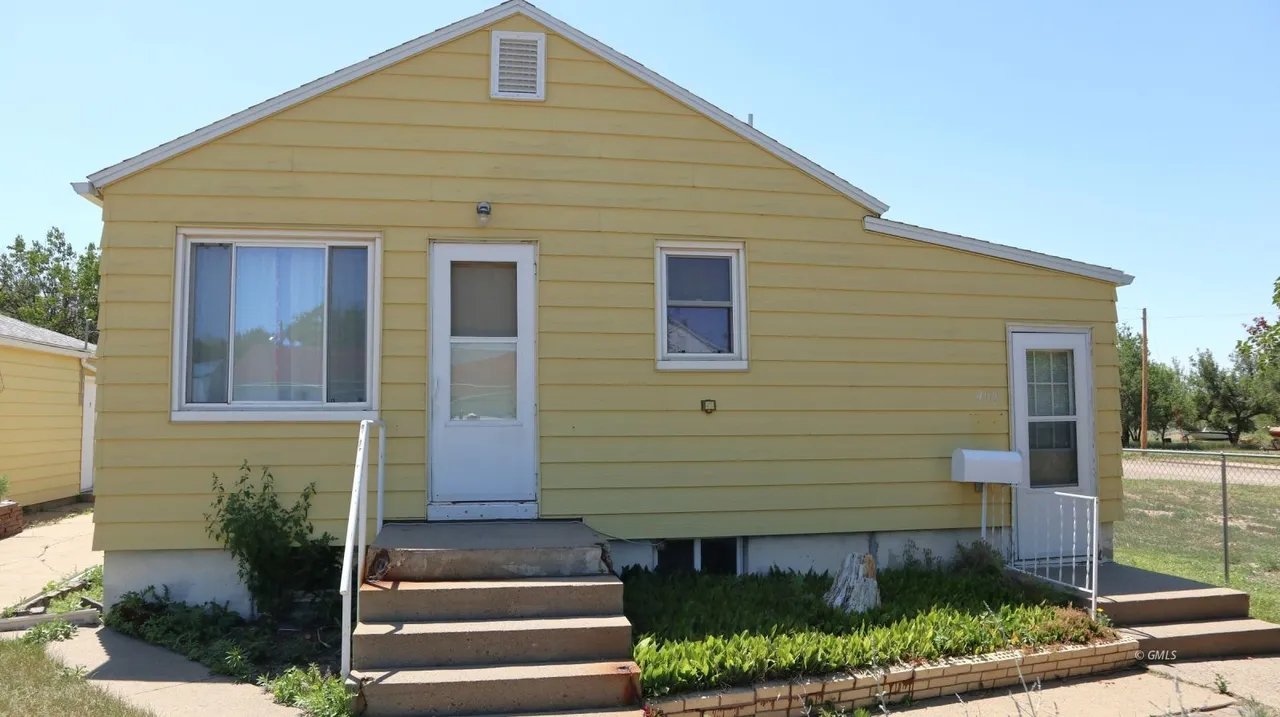 Glendive House: 402 E Grant