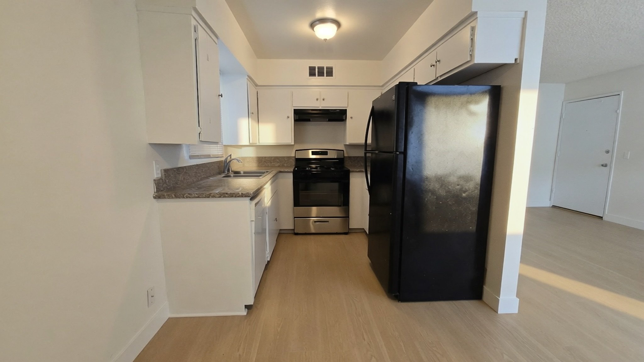 Burbank Apartment: 531 S Shelton St