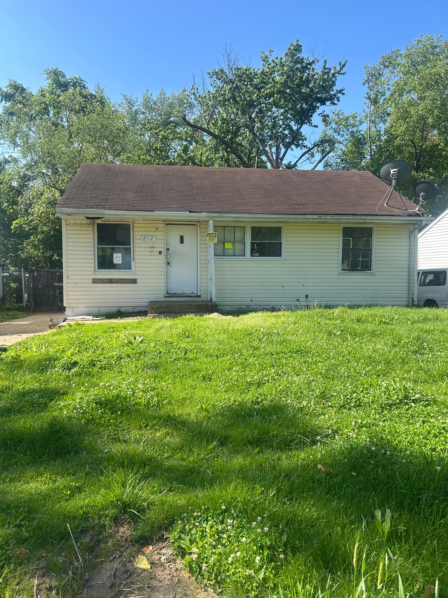 St. Louis House: 212 Cameron Rd