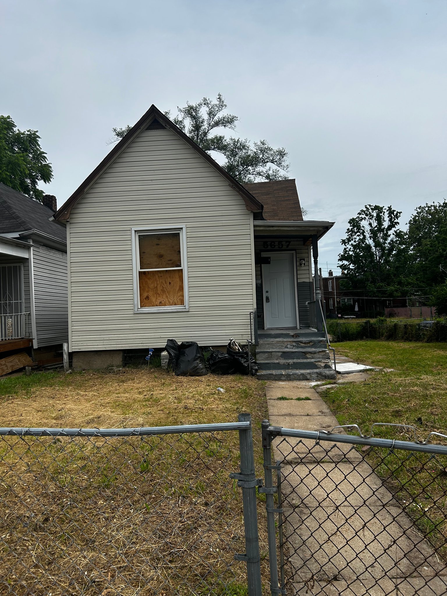 St. Louis House: 5657 Roosevelt Pl