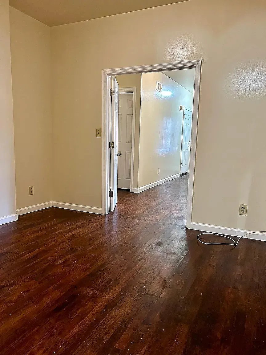 Newark Apartment: 318 16th Ave